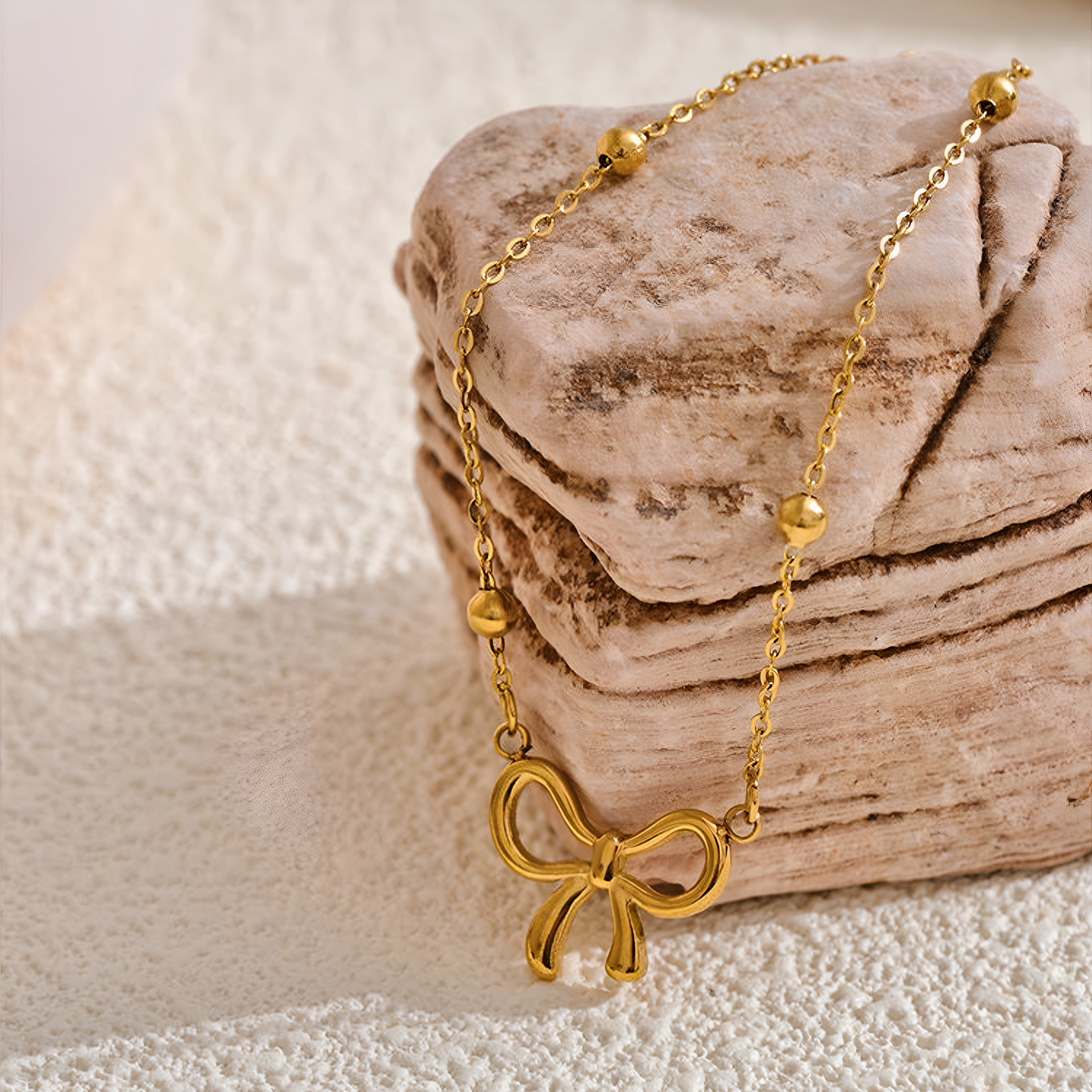 Pulsera dorada Dalia con lazo en acero inoxidable oro 18k