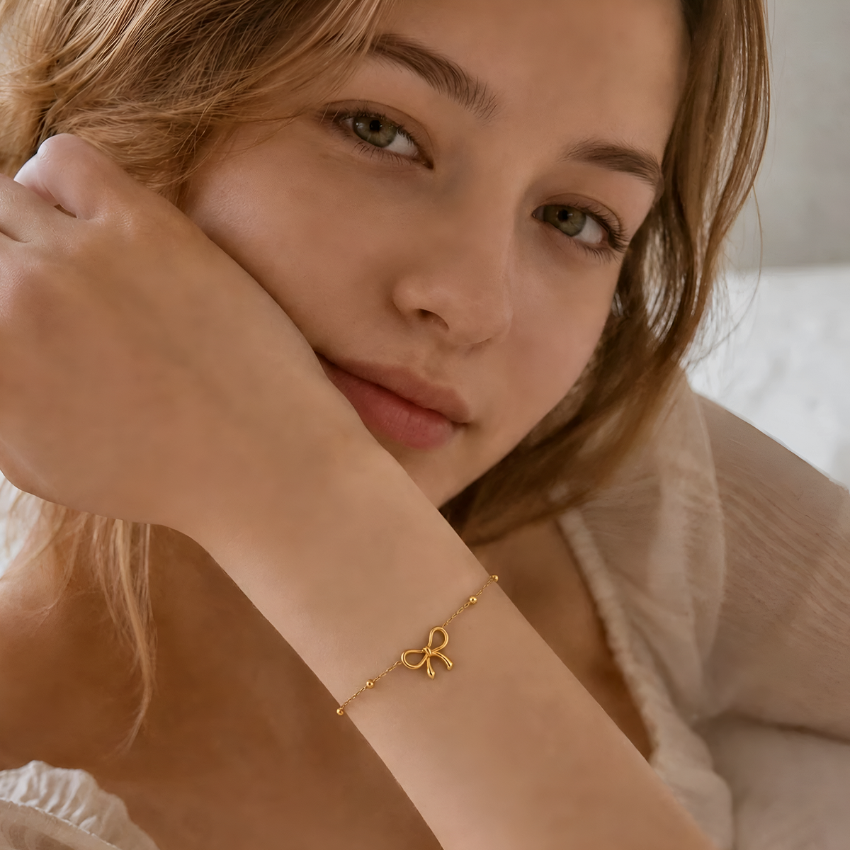 Pulsera dorada Dalia con lazo en acero inoxidable oro 18k