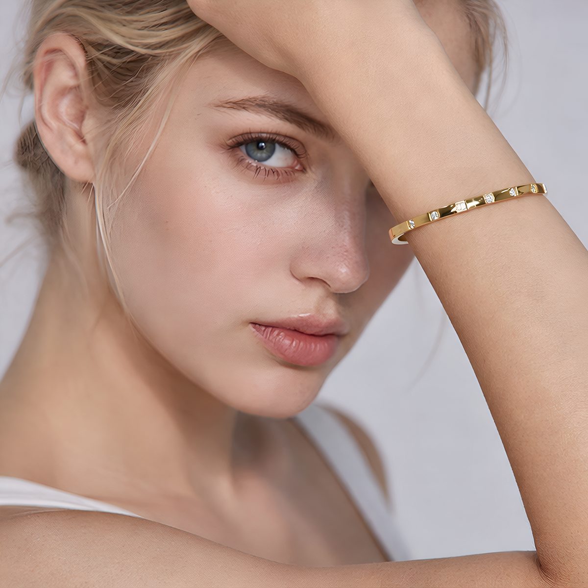 Pulsera dorada Eclipse con zirconita en acero inoxidable