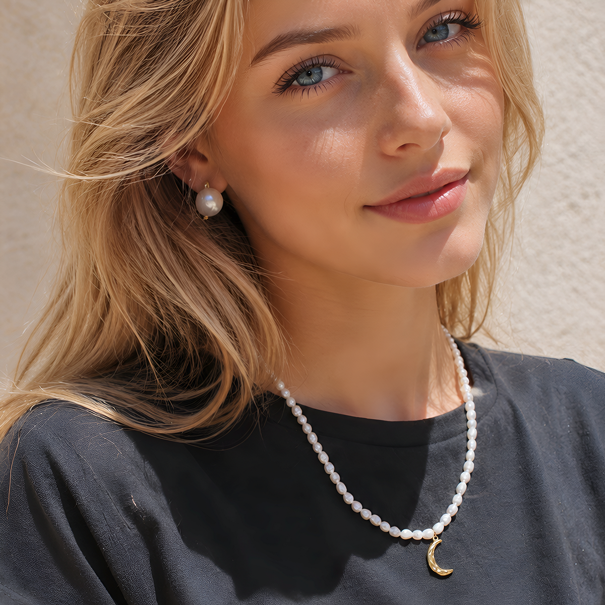 Collar dorado Elipse con perlas naturales en acero inoxidable