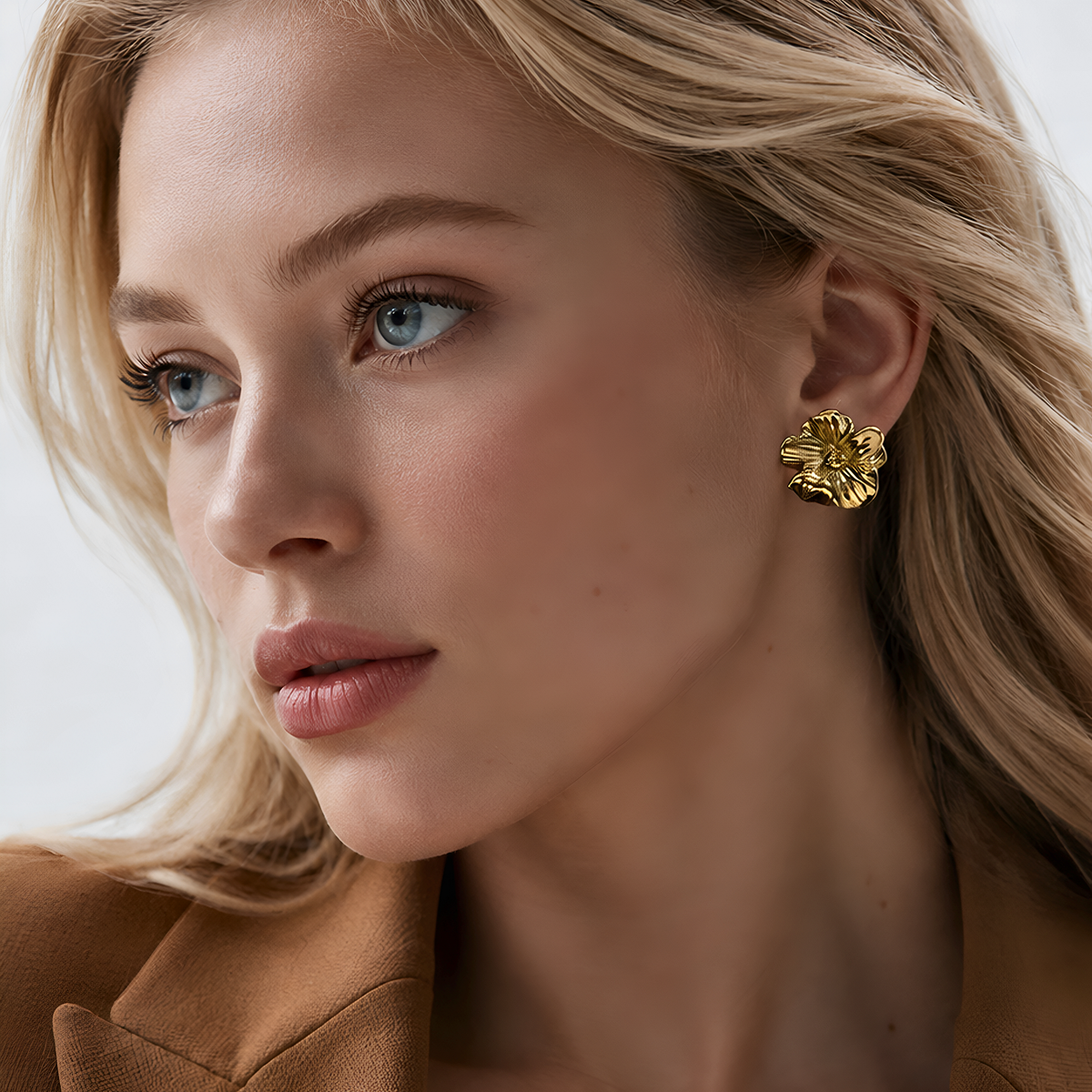 Pendientes dorados Liria diseño floral en acero inoxidable oro 18k