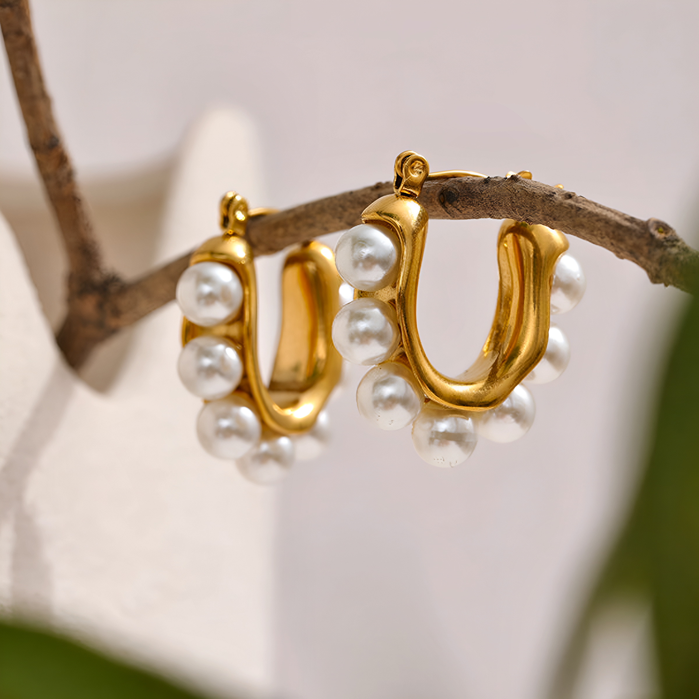 Pendientes dorados Lumia con perlas en acero inoxidable
