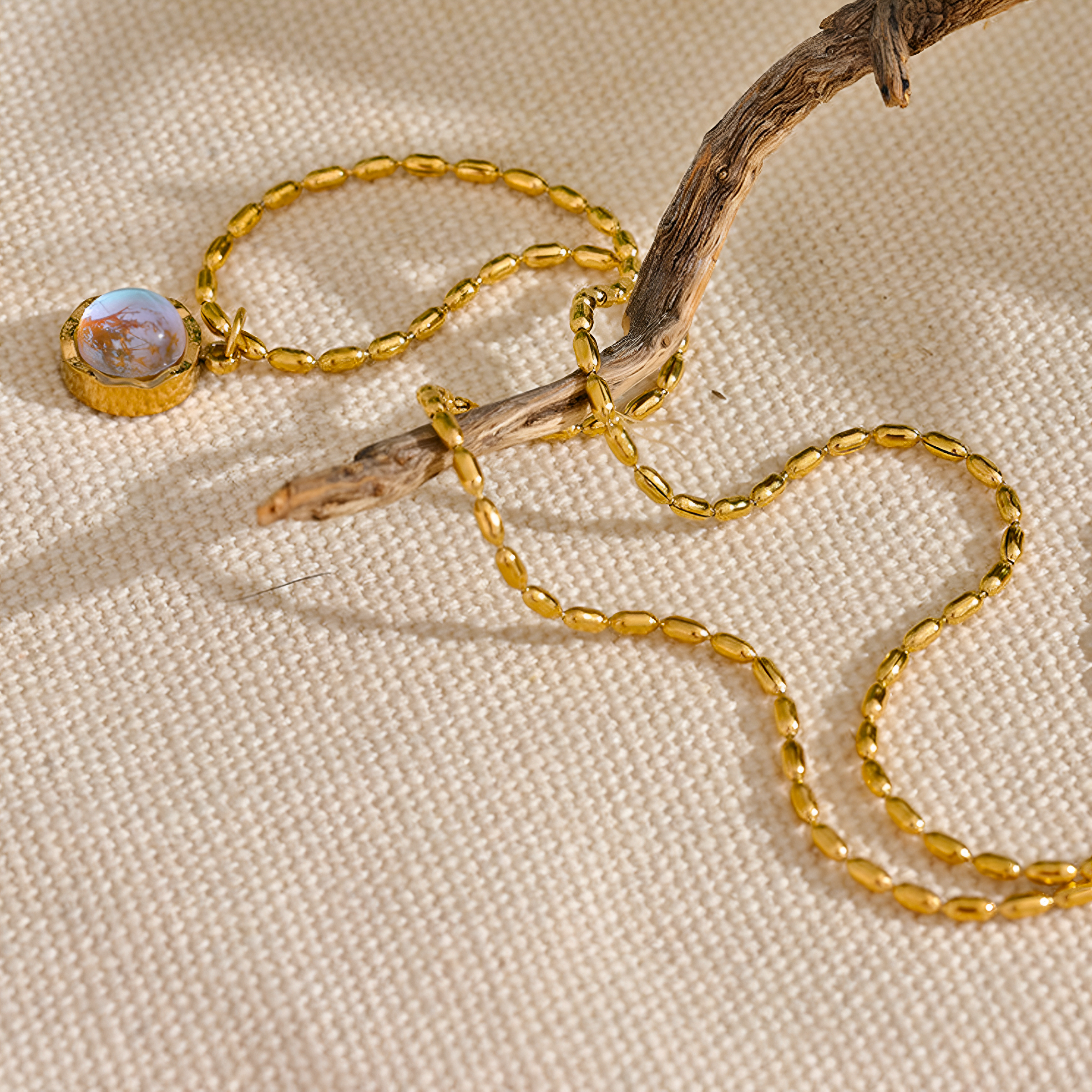 Collar dorado Moonlight con piedra moonstone en acero inoxidable