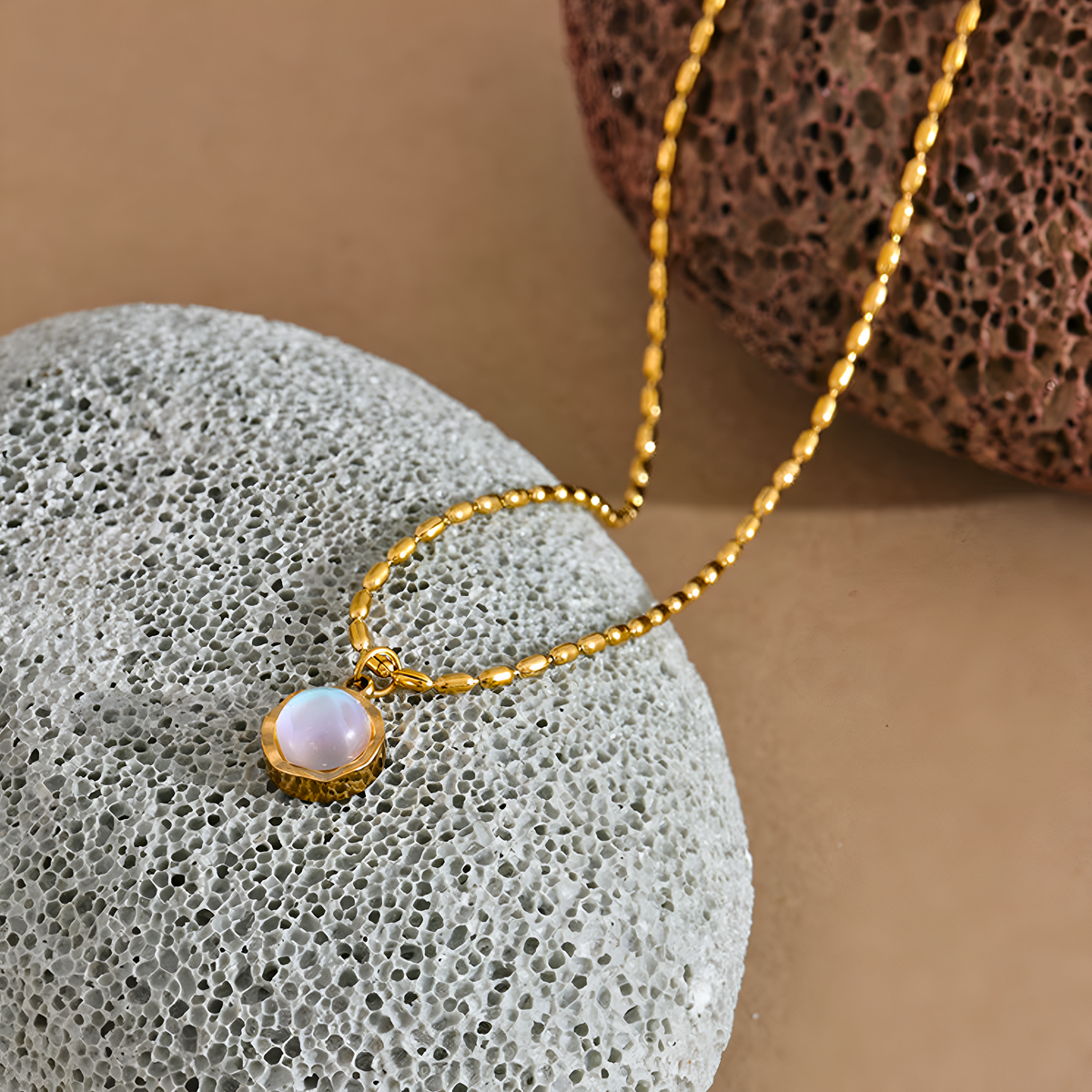 Collar dorado Moonlight con piedra moonstone en acero inoxidable