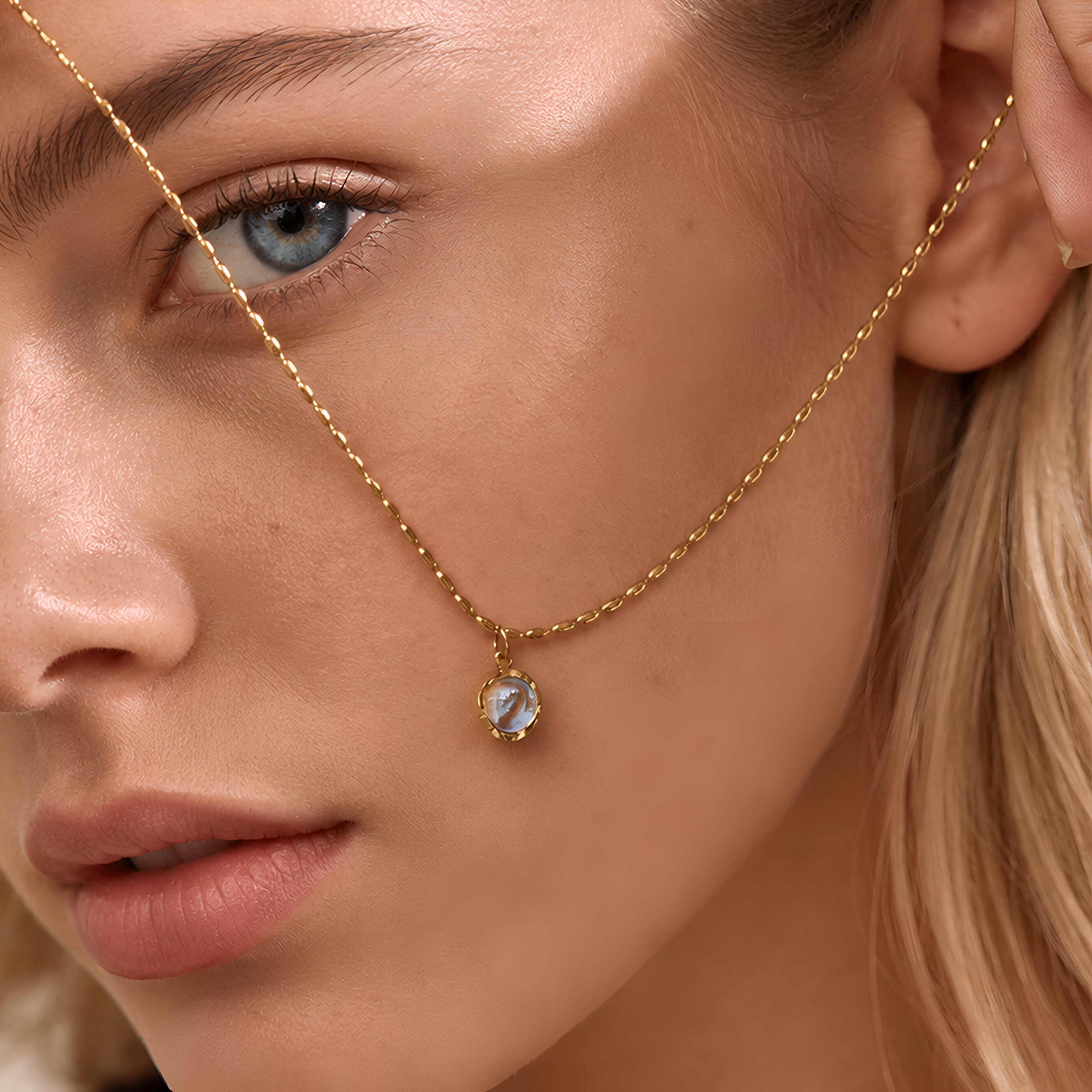 Collar dorado Moonlight con piedra moonstone en acero inoxidable